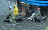 Nằm sát sông Tô Lịch nhưng mưa 1 tiếng, đường Bùi Xương Trạch ngập sâu 3 tiếng